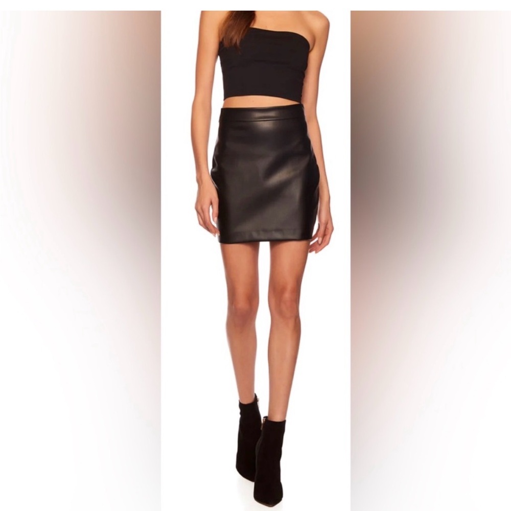 SUSANA MONACO Black Faux Leather Mini Skirt
SIZE M